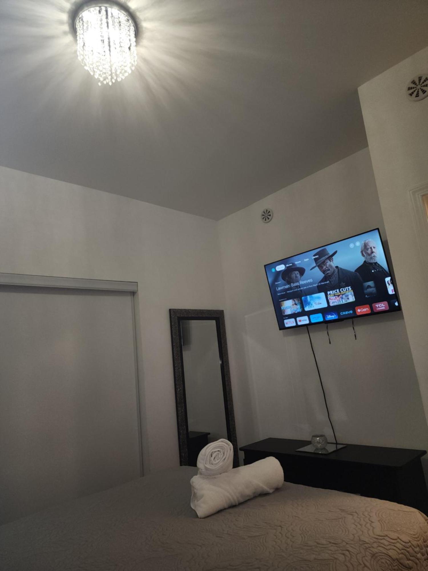 Ferienwohnung Beautiful Townhouse Near Yorkdale Mall, Wilson Subway Toronto Exterior foto